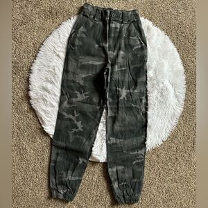 Tna Aritzia Camo Jogger Pants Gray Womens Size 2 XS